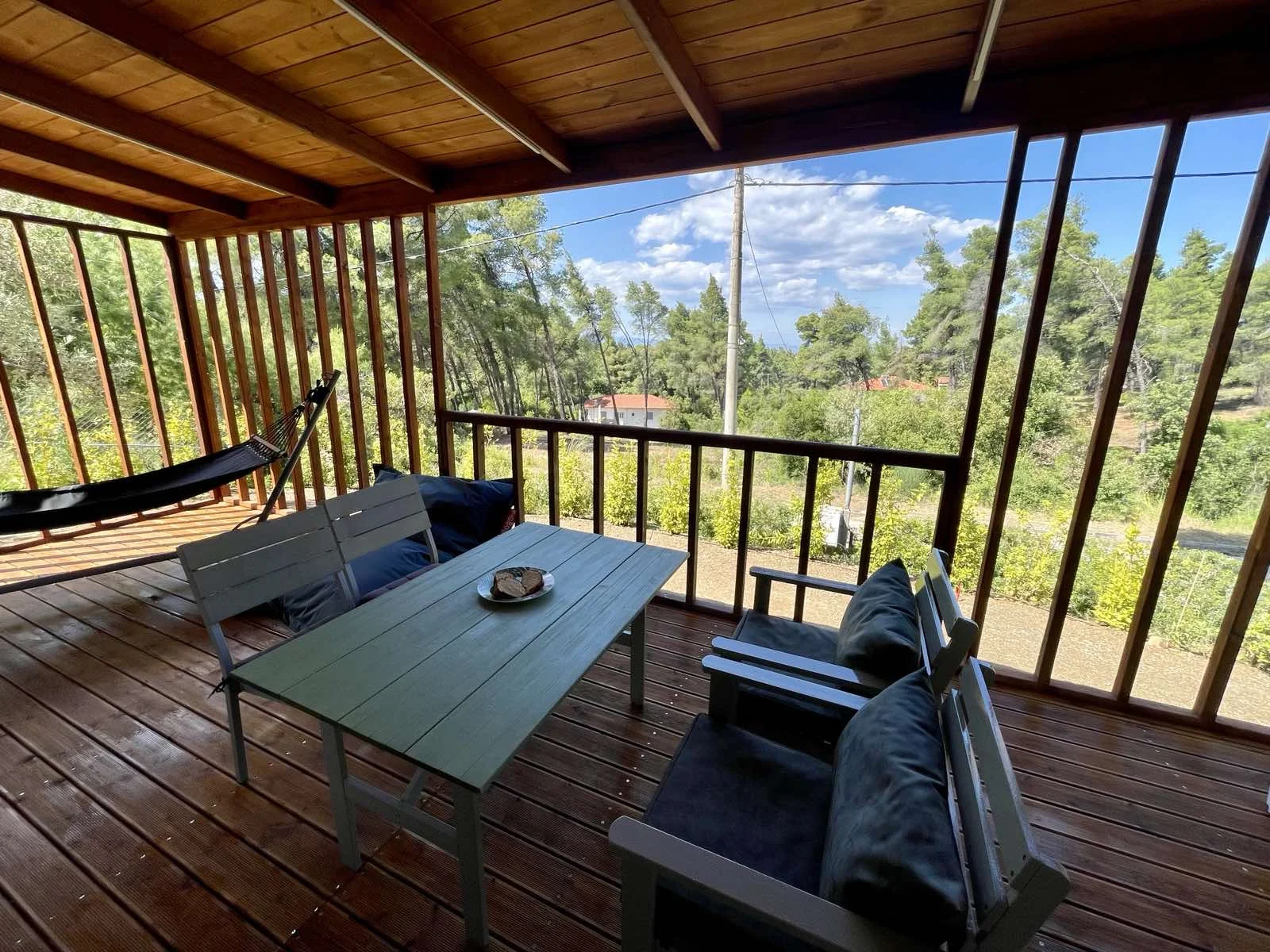 pine-cabin_5506 Το μπαλκόνι του Pine Cabin την ημέρα.