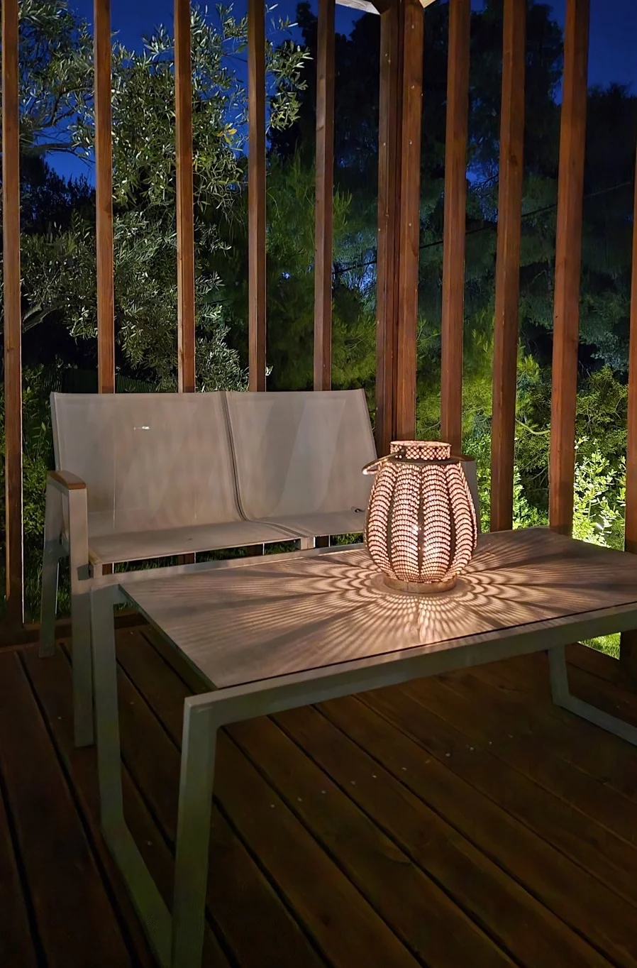 pine-cabin_5519 Το μπαλκόνι του Pine Cabin το βράδυ.