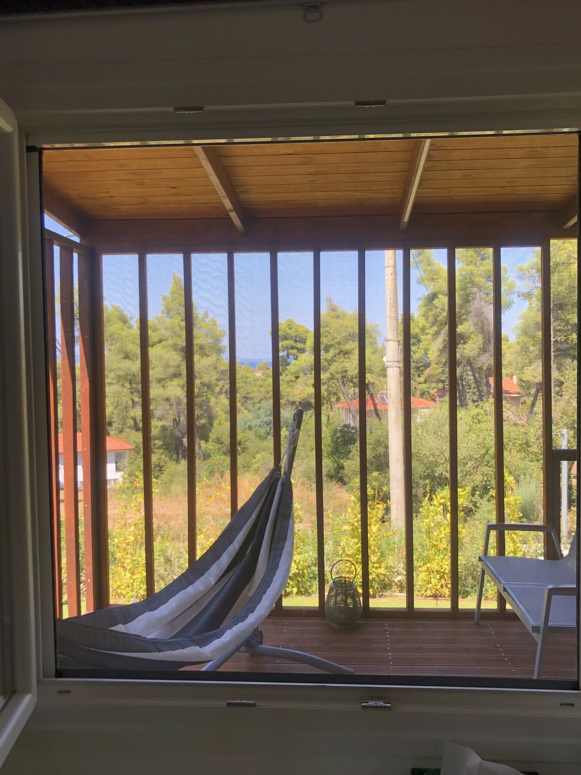 pine-cabin_5844 Μια αιώρα στο μπαλκόνι του Pine Cabin.