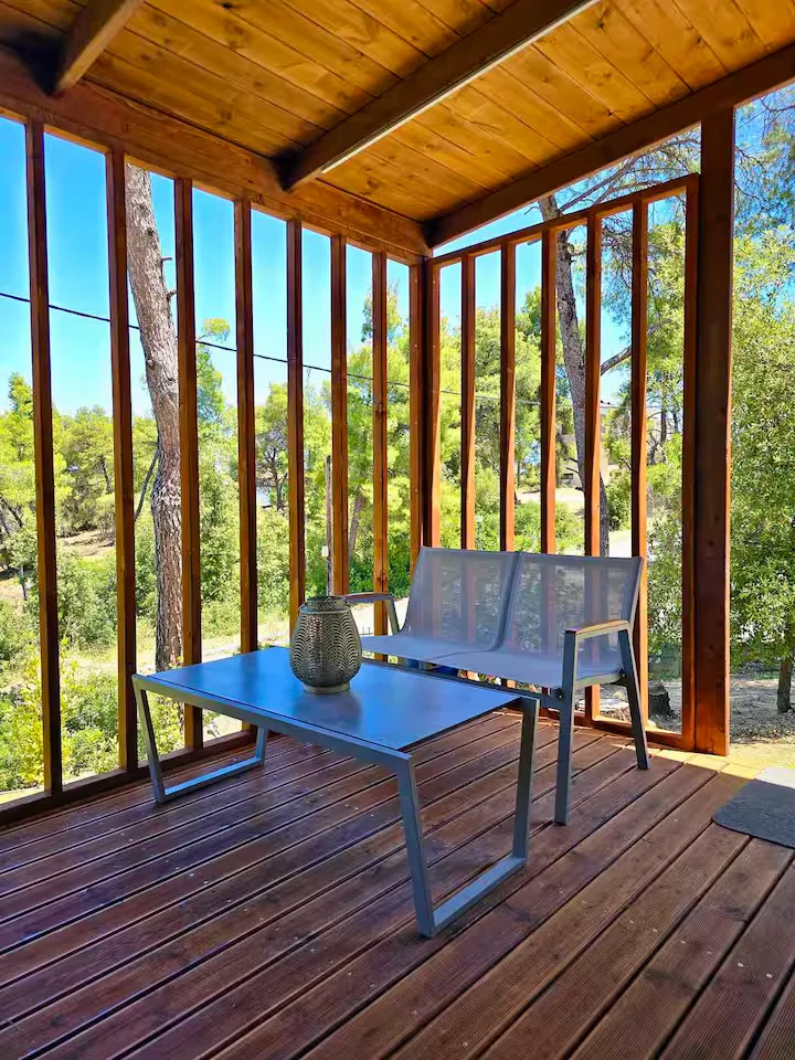 pine-cabin_7e1cf229efc6 Το μπαλκόνι του Pine Cabin την ημέρα.